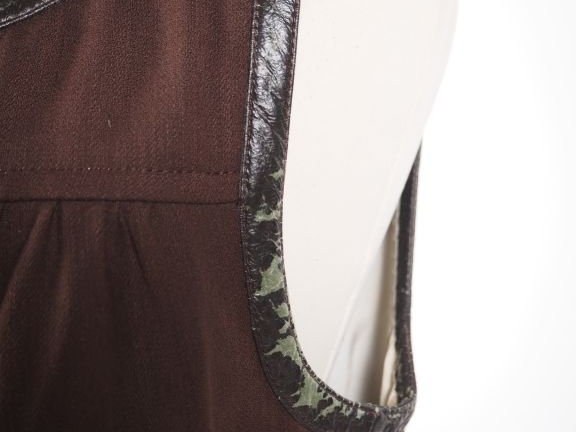 COURREGES, Paris Robe sans manche en tissu et skaï marron.  Fermeture 