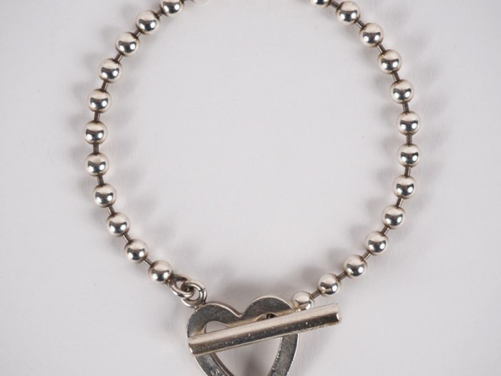GUCCI Bracelet souple en argent 925, à décor de rang de perles.  Le fe