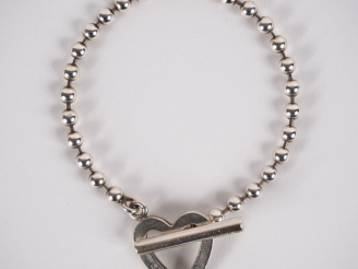 Vente aux enchères GUCCI Bracelet souple en argent 925, à décor de rang de perles.  Le fe