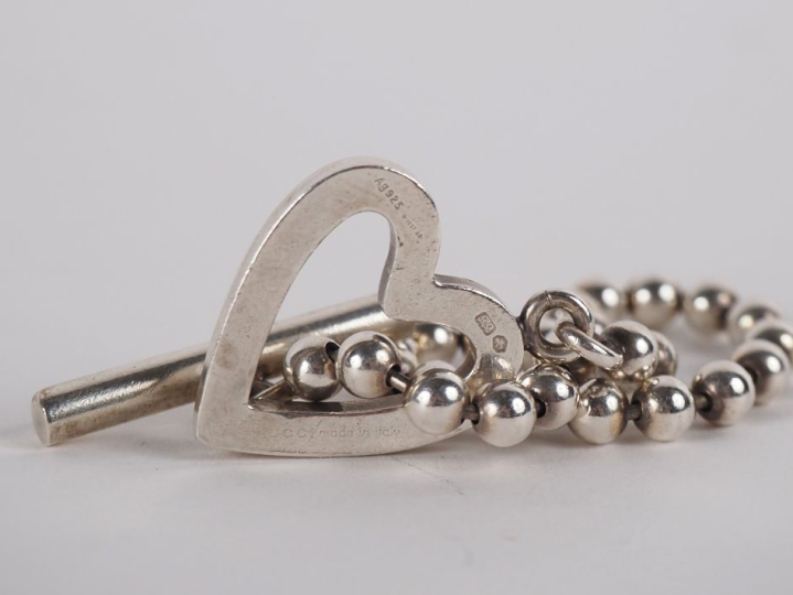 GUCCI Bracelet souple en argent 925, à décor de rang de perles.  Le fe