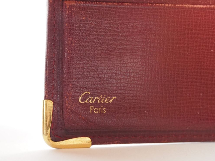 CARTIER, Paris Porte-cartes en cuir bordeaux.  Estampé du double "C" d