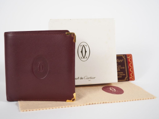 Vente aux enchères CARTIER, Must Porte-cartes en cuir marron, à décor du monogramme de la