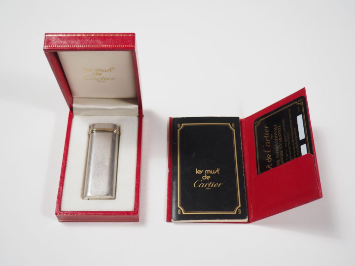 CARTIER, Must Briquet en métal argenté et doré.  Signé. Numéroté 37066