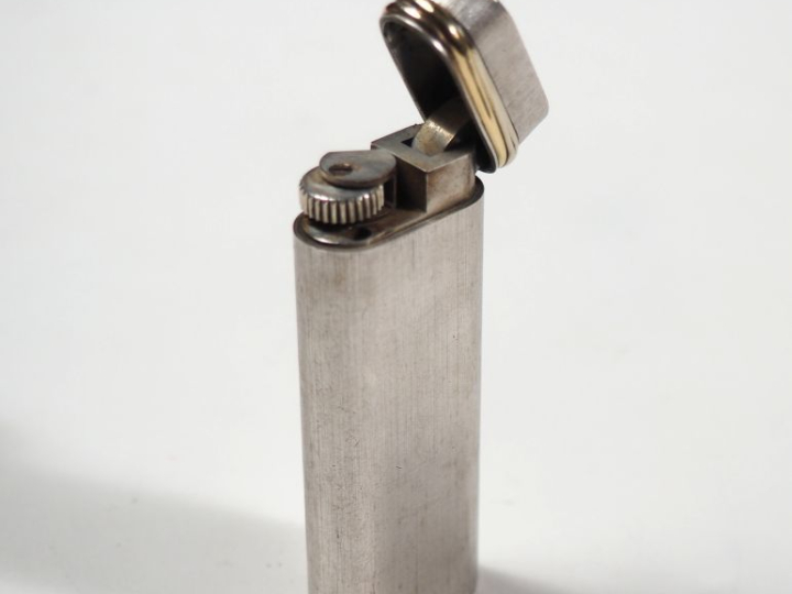 CARTIER, Must Briquet en métal argenté et doré.  Signé. Numéroté 37066