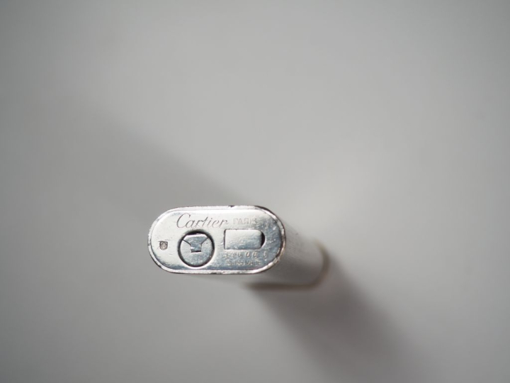 CARTIER, Must Briquet en métal argenté et doré.  Signé. Numéroté 37066