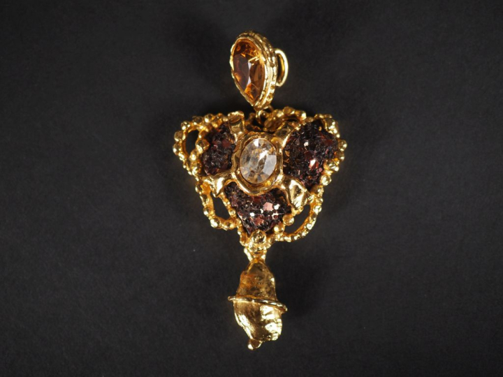 Christian LACROIX Pendentif en métal doré et pierres fantaisie en form
