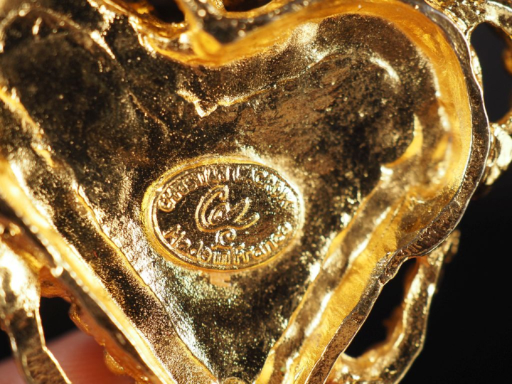 Christian LACROIX Pendentif en métal doré et pierres fantaisie en form
