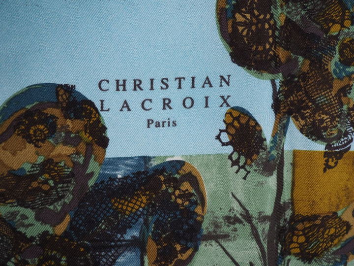Christian LACROIX, Paris Carré de soie, à décor imprimé sur le thème d