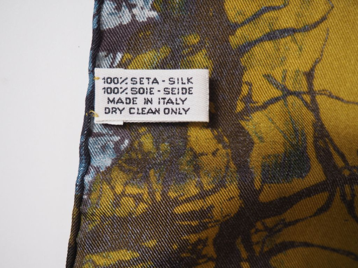 Christian LACROIX, Paris Carré de soie, à décor imprimé sur le thème d