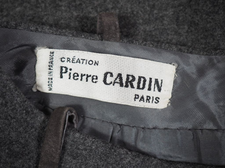 Pierre CARDIN, Paris Jupe taille haute probablement en laine grise.  F