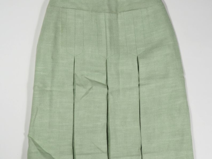 Pierre CARDIN, Paris Jupe plissée vert clair. Fermeture par zip à l'ar