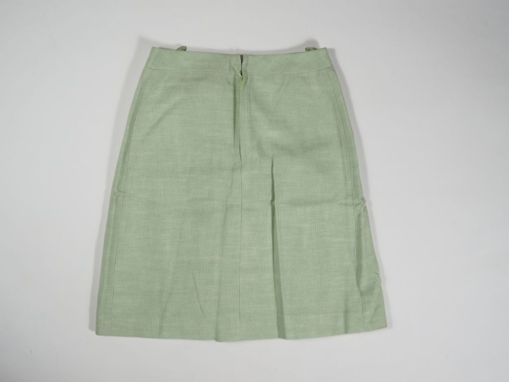 Pierre CARDIN, Paris Jupe plissée vert clair. Fermeture par zip à l'ar