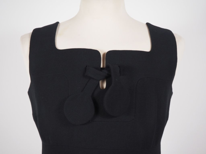 Pierre CARDIN, Paris Robe à fines bretelles noire, bande de tissu aux 