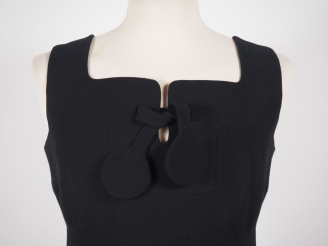 Vente aux enchères Pierre CARDIN, Paris Robe à fines bretelles noire, bande de tissu aux 