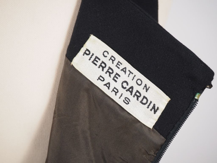 Pierre CARDIN, Paris Robe à fines bretelles noire, bande de tissu aux 
