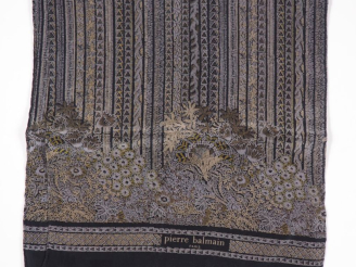 Vente aux enchères Pierre BALMAIN, Paris Foulard en soie, à motifs dans les tons gris sur