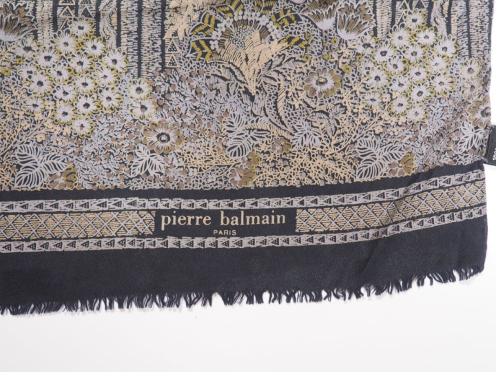 Pierre BALMAIN, Paris Foulard en soie, à motifs dans les tons gris sur