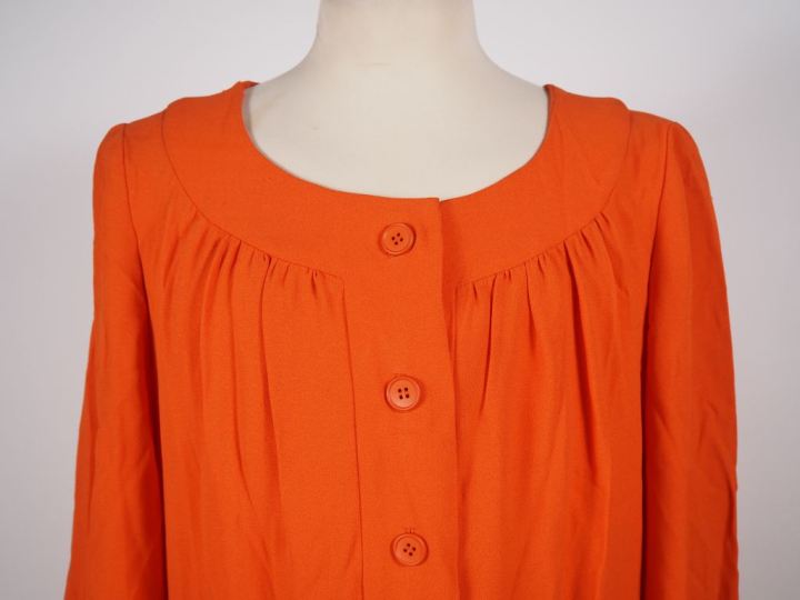 Jean PATOU boutique, Paris Robe longue orange à volant.  Encolure en r