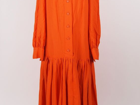 Jean PATOU boutique, Paris Robe longue orange à volant.  Encolure en r