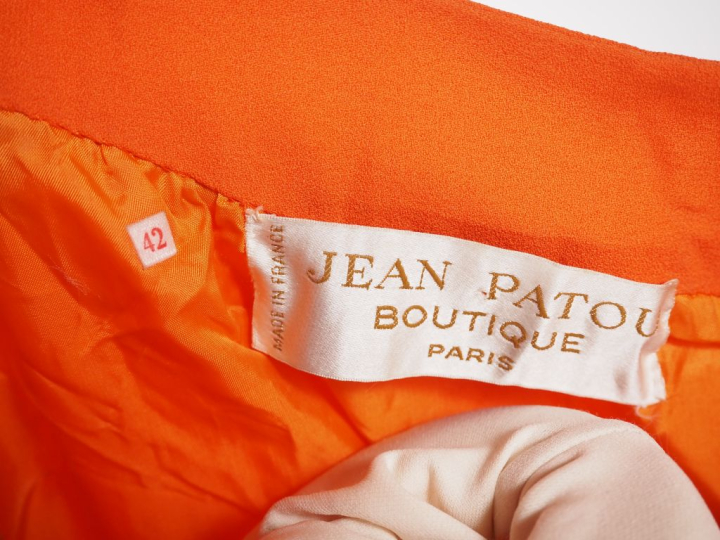 Jean PATOU boutique, Paris Robe longue orange à volant.  Encolure en r