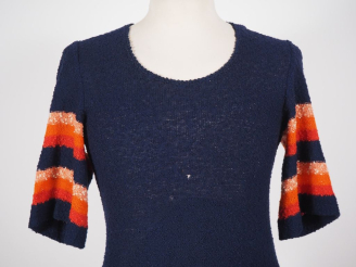 Vente aux enchères Louis FERAUD, Paris Robe longue à manches courtes en maille bleu, à dé