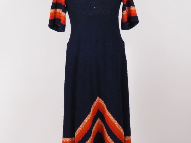 Louis FERAUD, Paris Robe longue à manches courtes en maille bleu, à dé