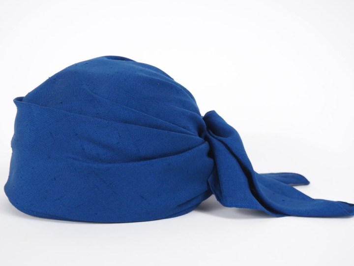 DENISE Chapeau en tissu bleu, orné d'un nœud à l'arrière.
