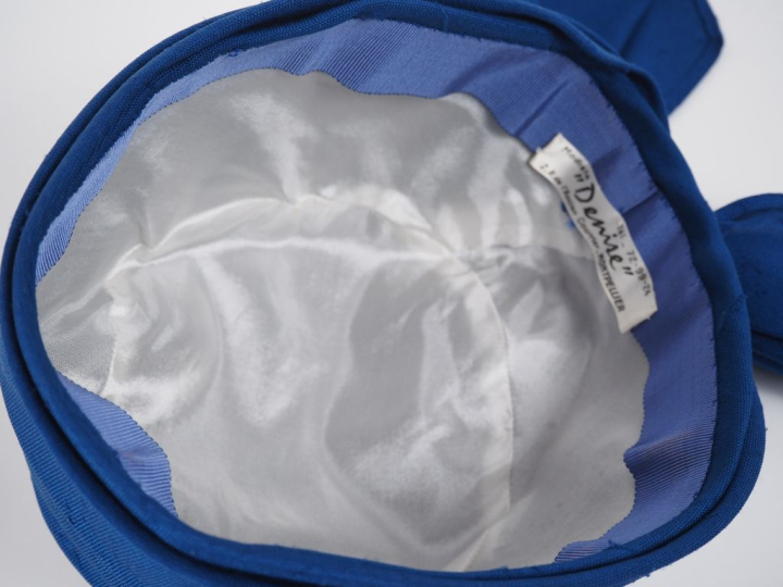 DENISE Chapeau en tissu bleu, orné d'un nœud à l'arrière.