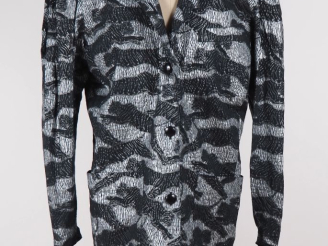 Vente aux enchères PISANTI, Paris Chemise en coton (100%), à décor argenté et noir de pan