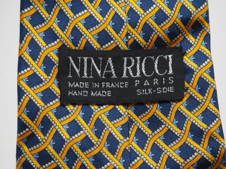 Ensemble comprenant : - une cravate Nina RICCI en soie, à décor dans l