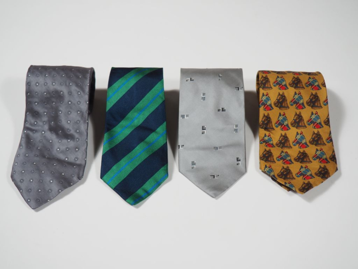 Ensemble comprenant quatre différentes cravates en soie.