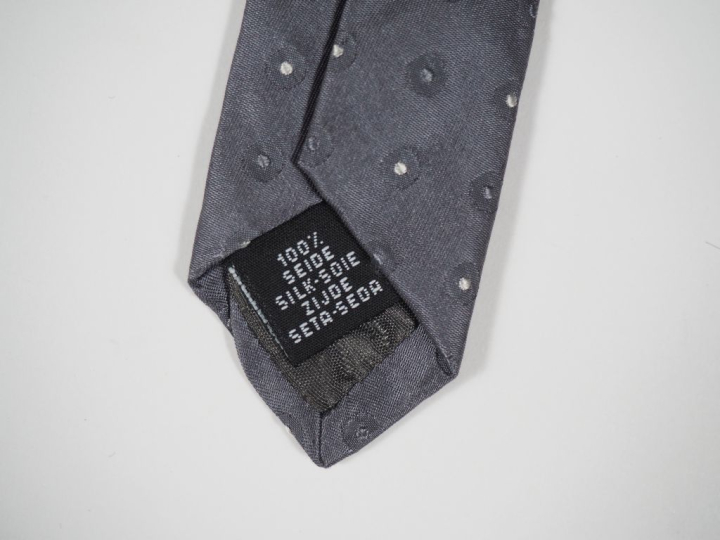 Ensemble comprenant quatre différentes cravates en soie.