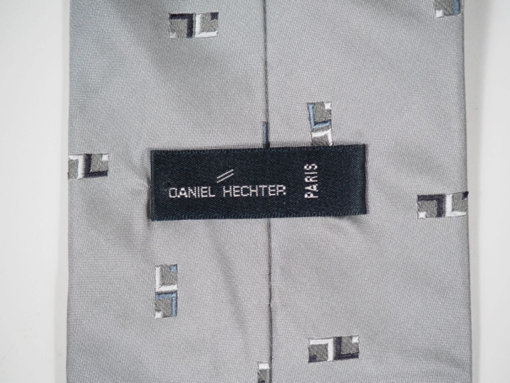 Ensemble comprenant quatre différentes cravates en soie.