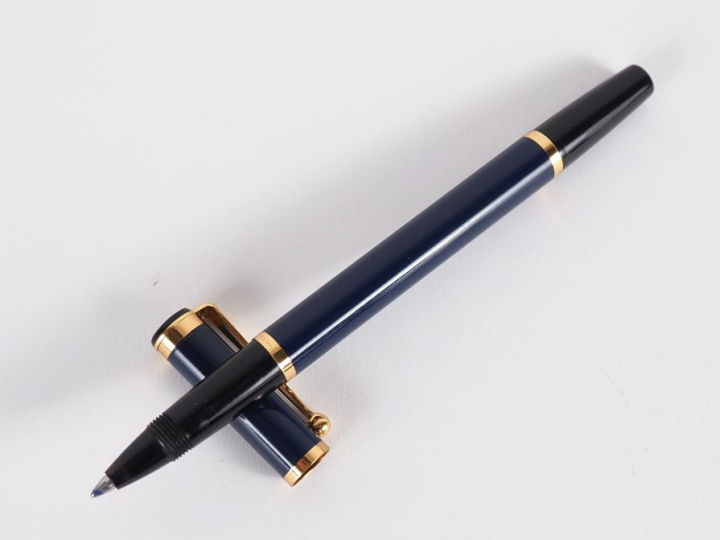 WATERMAN Petit stylo bille bleu et noir.  Signé.
