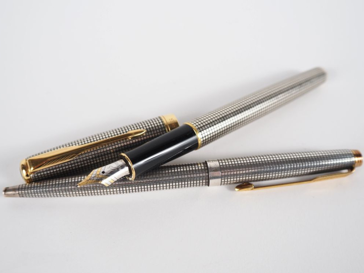 PARKER Ensemble comprenant un stylo bille et une stylo plume en argent