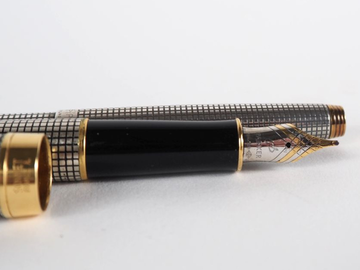 PARKER Ensemble comprenant un stylo bille et une stylo plume en argent