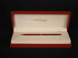 Vente aux enchères DUPONT, Paris Stylo à bille en laque de Chine rouge et métal doré.  Si