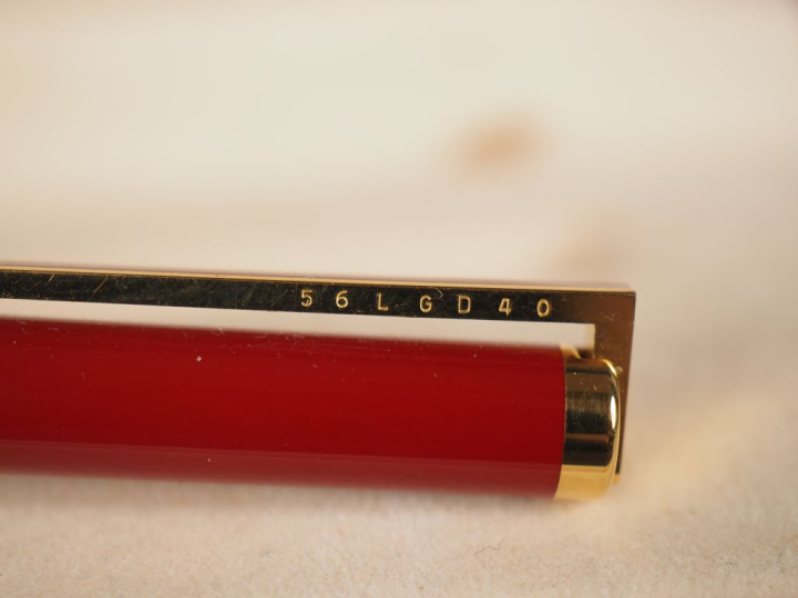 DUPONT, Paris Stylo à bille en laque de Chine rouge et métal doré.  Si