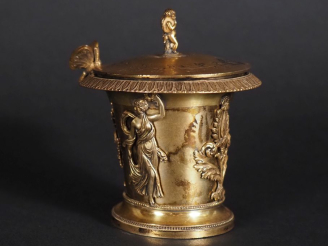 Vente aux enchères Moutardier Empire en vermeil à décor appliqué de femmes à l'antique, d