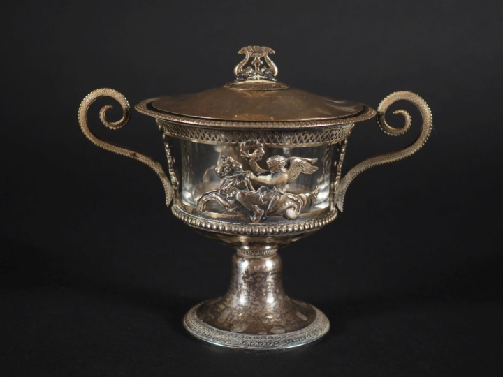 Sucrier Empire en argent sur piedouche à décor de puttii chevauchant d