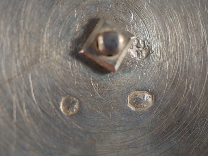 Sucrier Empire en argent sur piedouche à décor de puttii chevauchant d