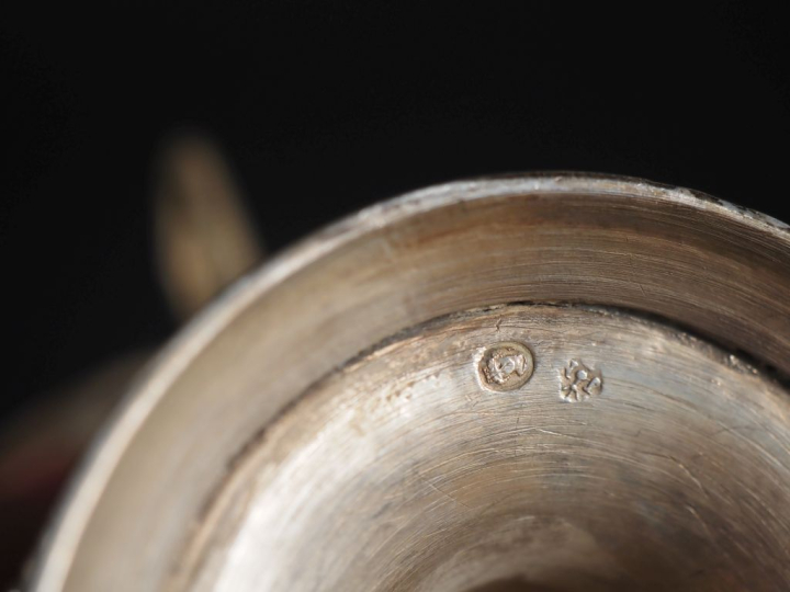 Sucrier Empire en argent sur piedouche à décor de puttii chevauchant d