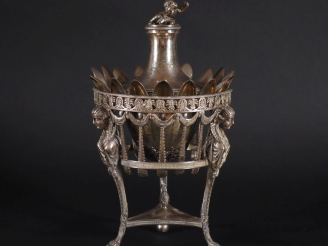 Vente aux enchères Confiturier en argent à décor de bustes d'Egyptiennes en gaine et de f