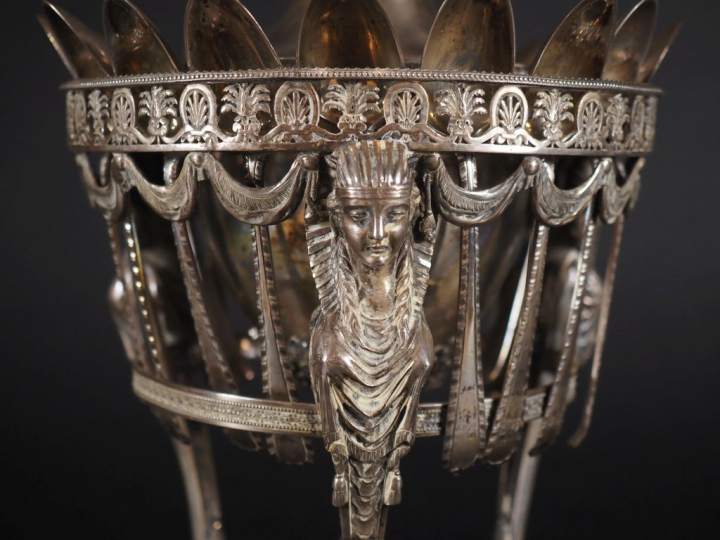 Confiturier en argent à décor de bustes d'Egyptiennes en gaine et de f
