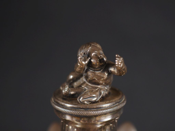 Confiturier en argent à décor de bustes d'Egyptiennes en gaine et de f