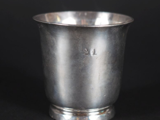 Vente aux enchères Petite timbale XVIIIème en argent Poids : 70 g   