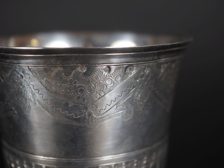 Timbale tulipe en argent XVIIIème Versailles Poids : 132 g   