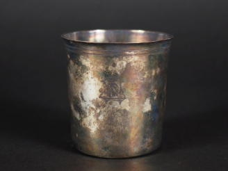 Vente aux enchères Gobelet en argent poinçon Vieillard, armorié Poids : 57 g   