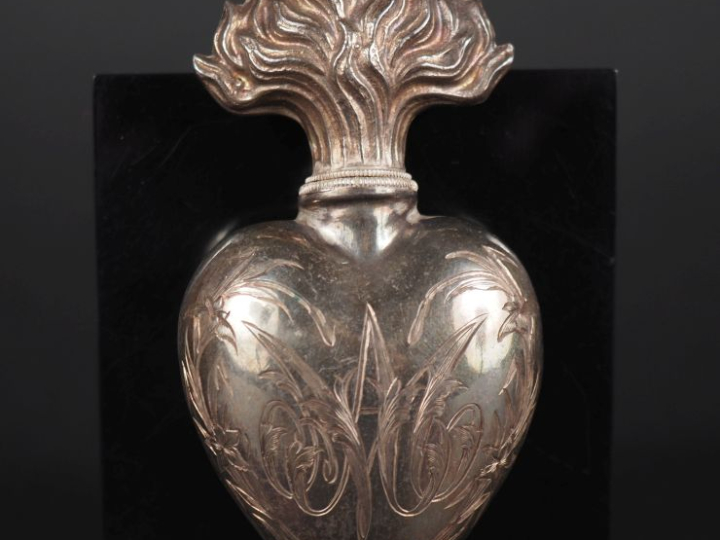 Flacon de parfum Napoléon III en argent en forme de cœur enflammé Poid