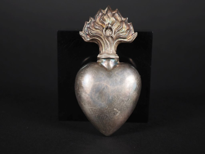 Flacon de parfum Napoléon III en argent en forme de cœur enflammé Poid